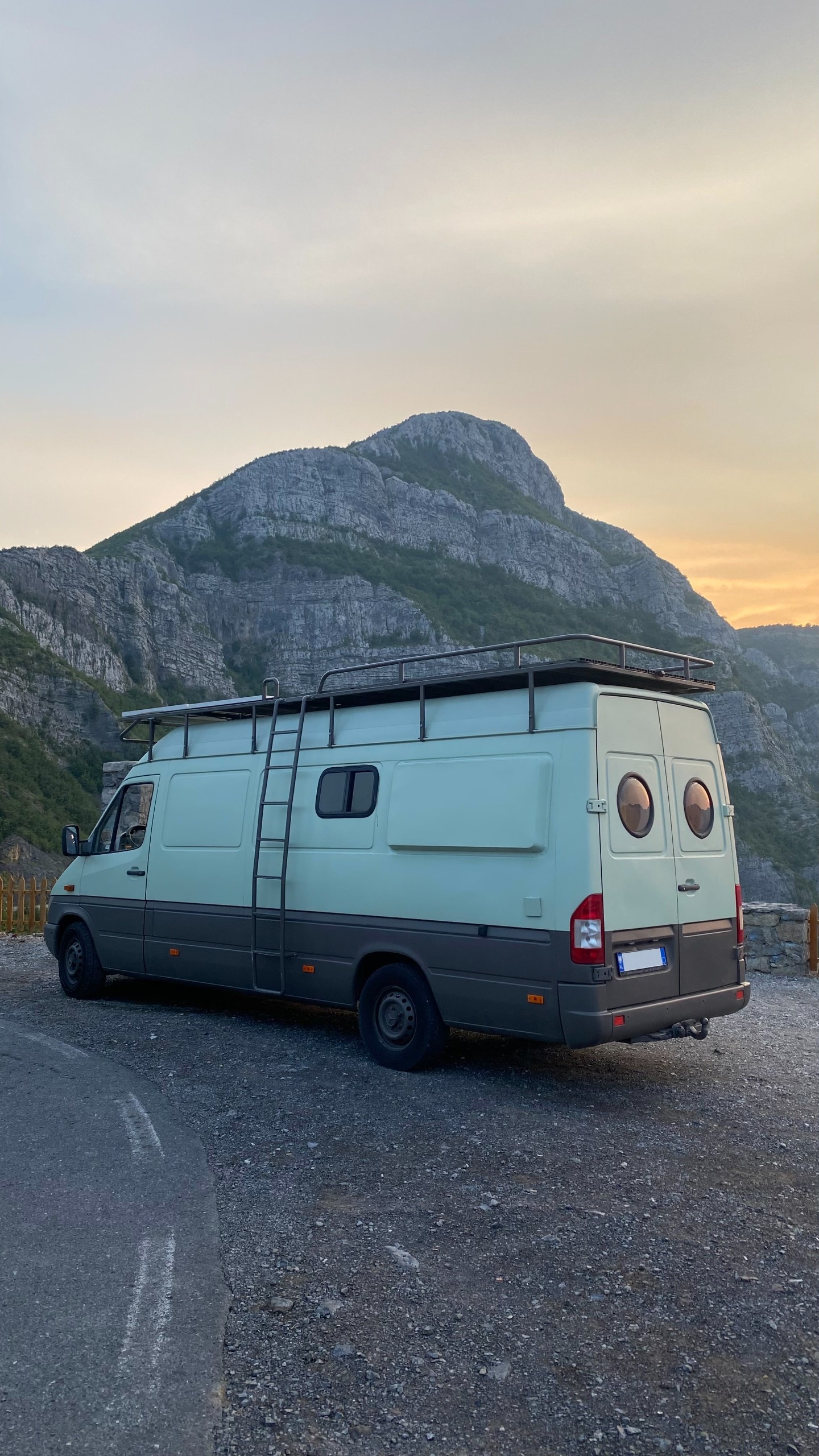 Carousel van image 1