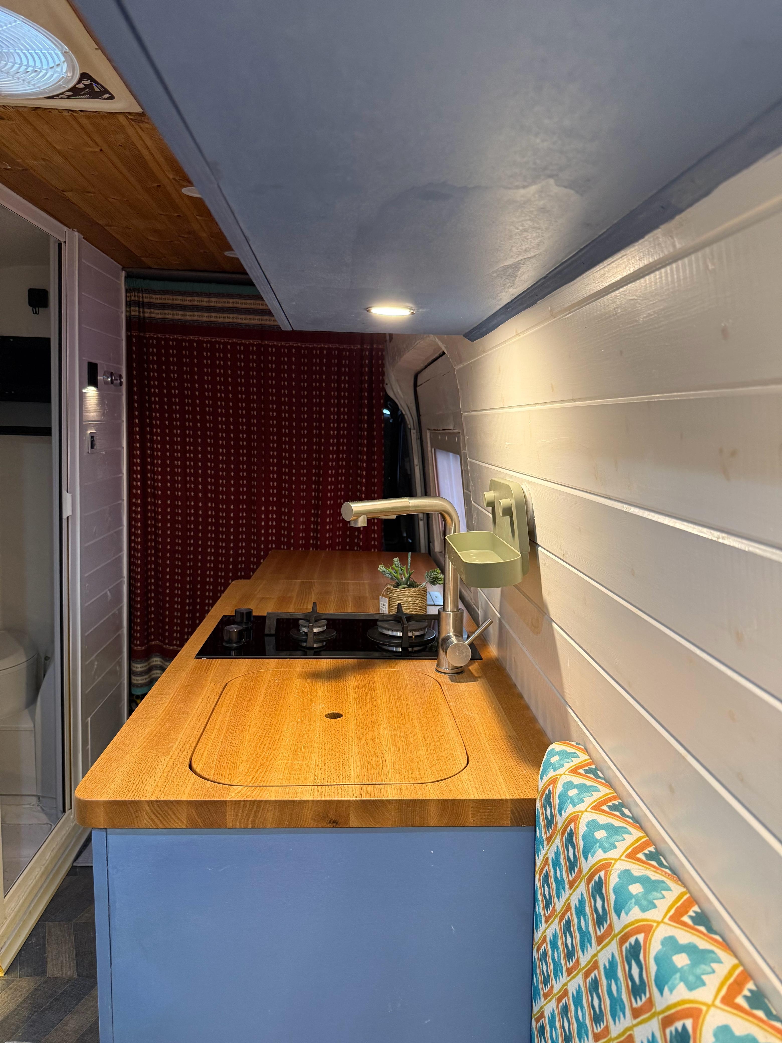 Carousel van image 10