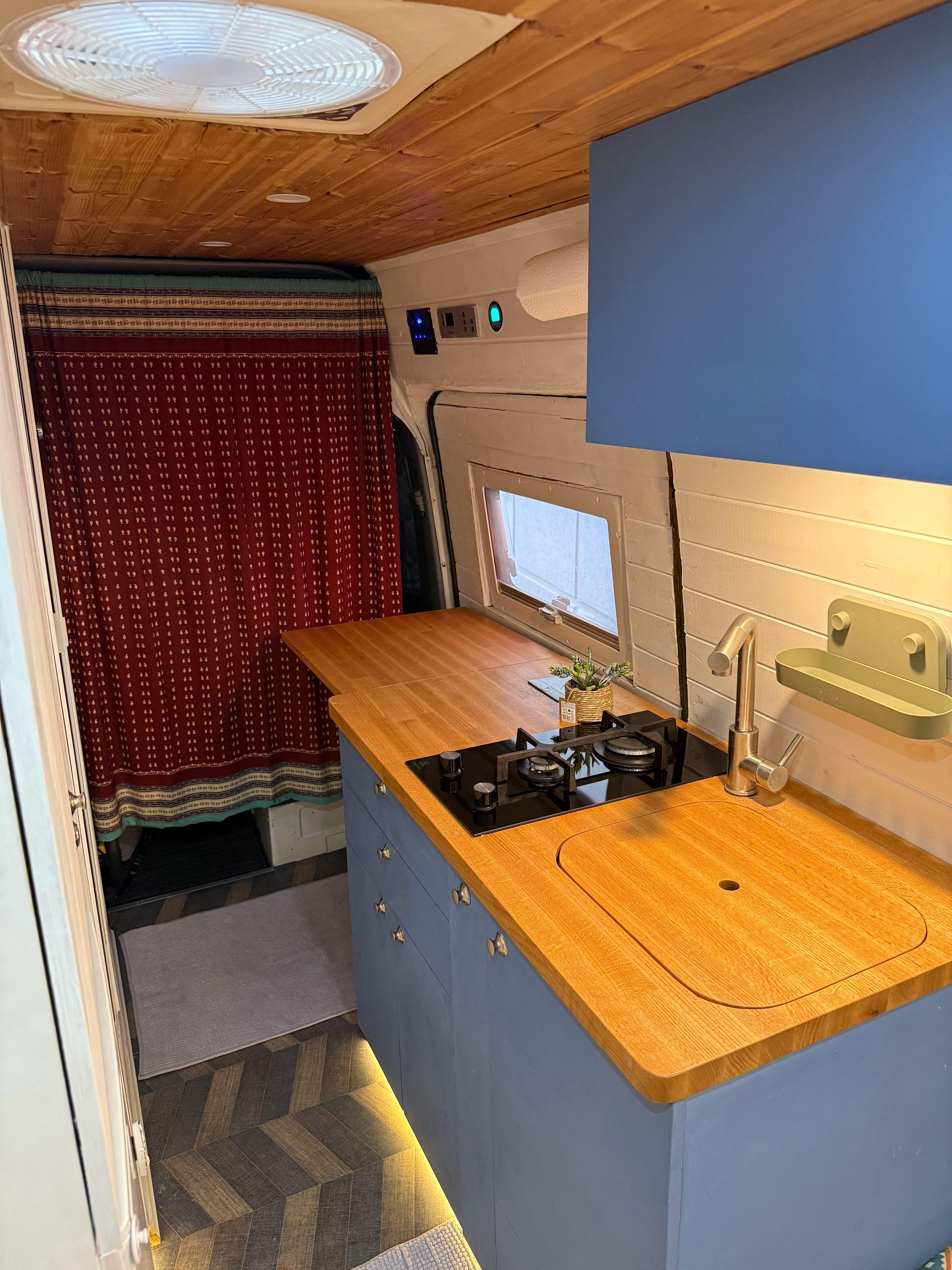 Carousel van image 6