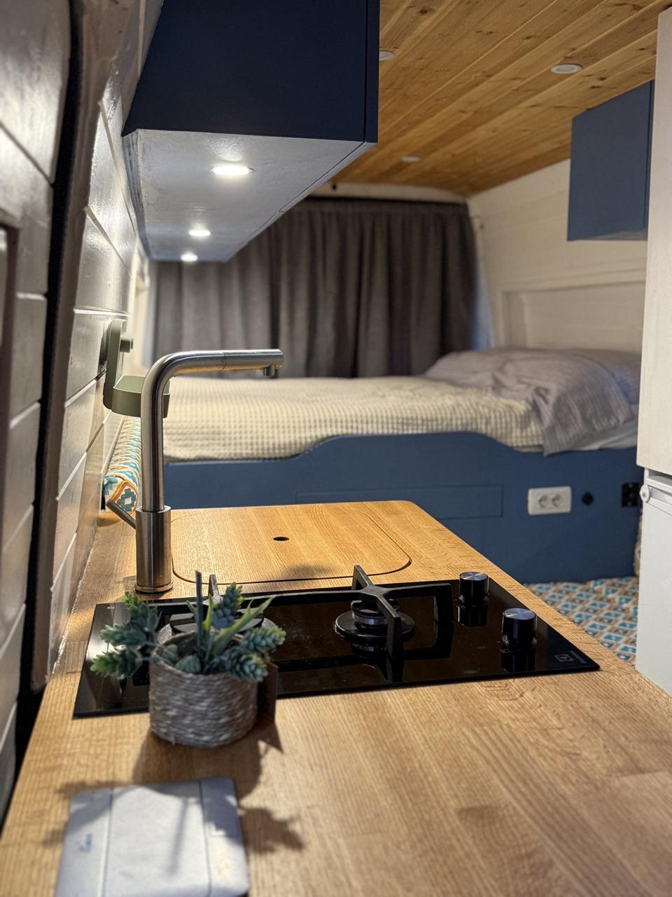 Carousel van image 4