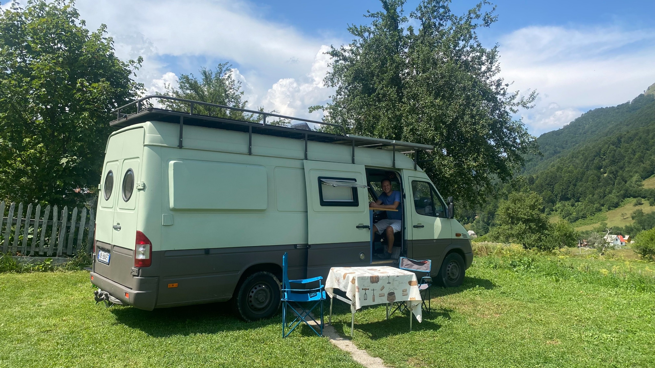 Kamperi i shpaketuar me pamje të luginës malore